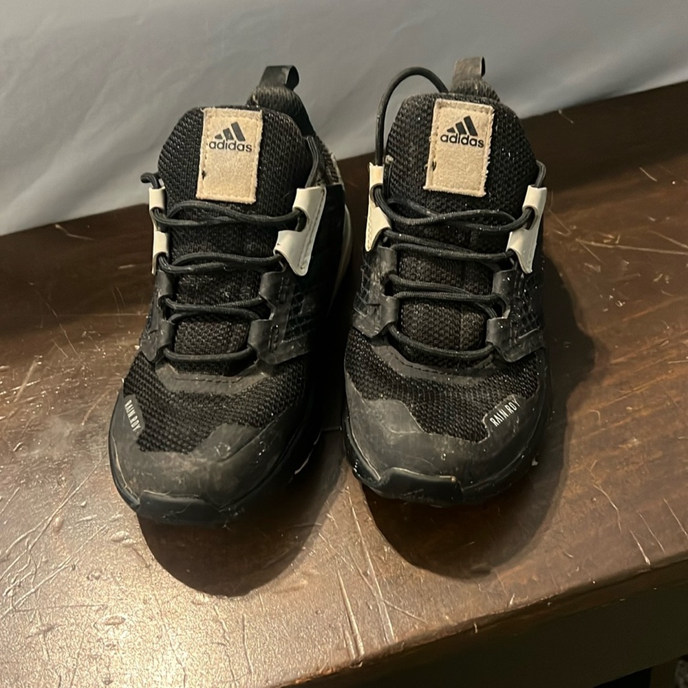 Adidas boys 10.5 Terrence shoes